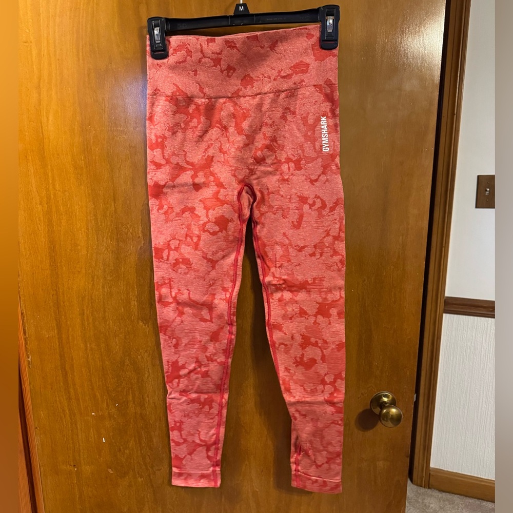 Gymshark adapt camo legging. Red. Size M